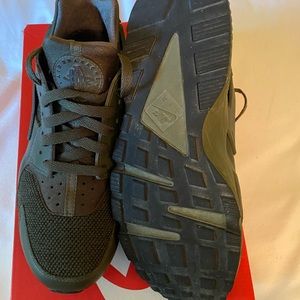 Used Nike huarache sneakers